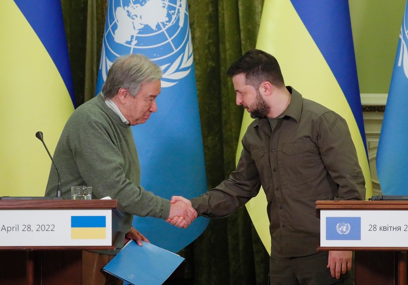 Președintele ucrainean Volodimir Zelenski (dreapta) și secretarul general al ONU, Antonio Guterres (stânga), își strâng mâinile în timpul conferinței de presă comune de la Kiev, Ucraina, 28 aprilie 2022 | Sursa foto: EPA