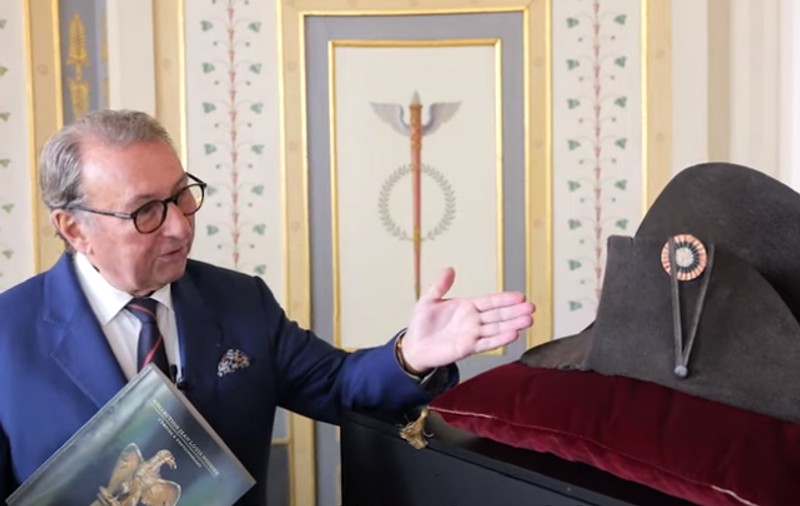 O pălărie care i-a aparținut lui Napoleon a fost vândută la licitație. Cu ce sumă a fost adjudecată | VIDEO