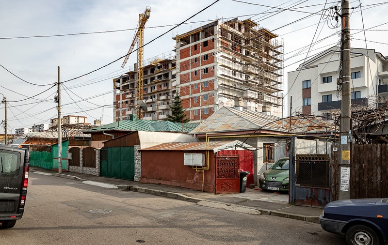 Locuitorii dintr-o zonă de case din București s-au trezit cu două blocuri de 9 etaje în spatele curților. „Eu, dacă fac o magazie fără autorizație, imediat mă aruncă în instanță”