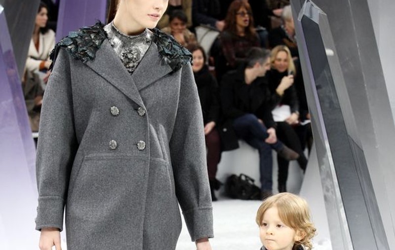 El e cel mai tânăr model! La 4 ani defilează pentru Calvin Klein