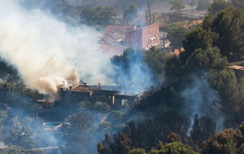 Peste 100 de răniți în incendiul declanșat de o mașină care a luat foc pe o autostradă din Franța
