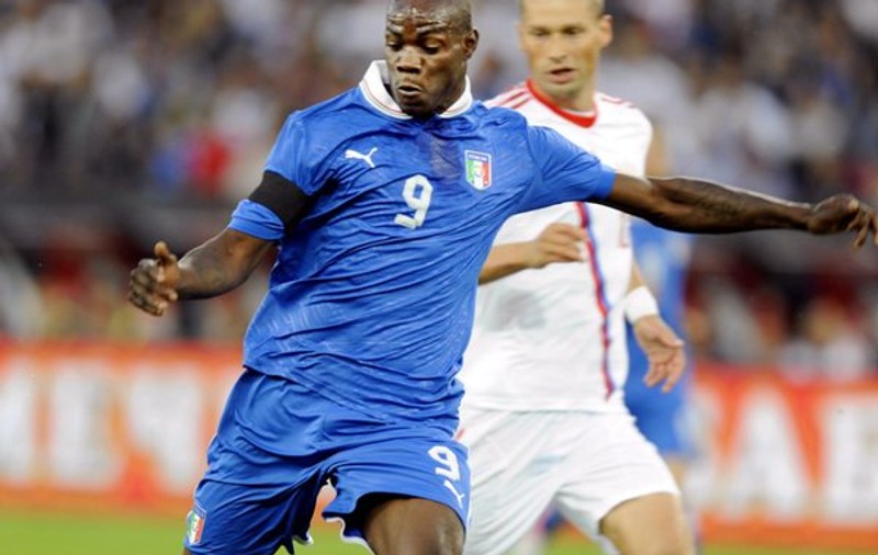 Balotelli poate rata Euro 2012