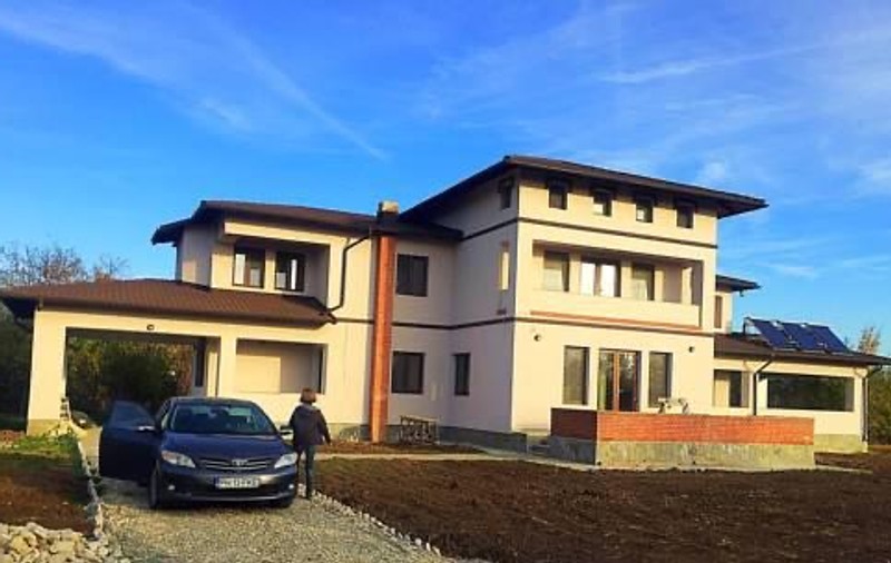 Români carantinați în vila fiicei subprefectului de Prahova. Ia 200 de euro pe zi. “De ce să nu ajut?”