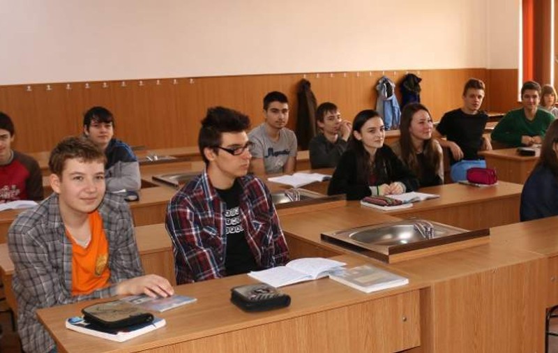 Angajatele unui liceu din Bacău, prinse cu mâncarea copiilor în geantă. Cum au fost descoperite