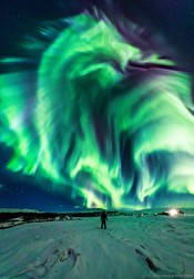 Imagine uimitoare cu "aurora-dragon" publicată de NASA
