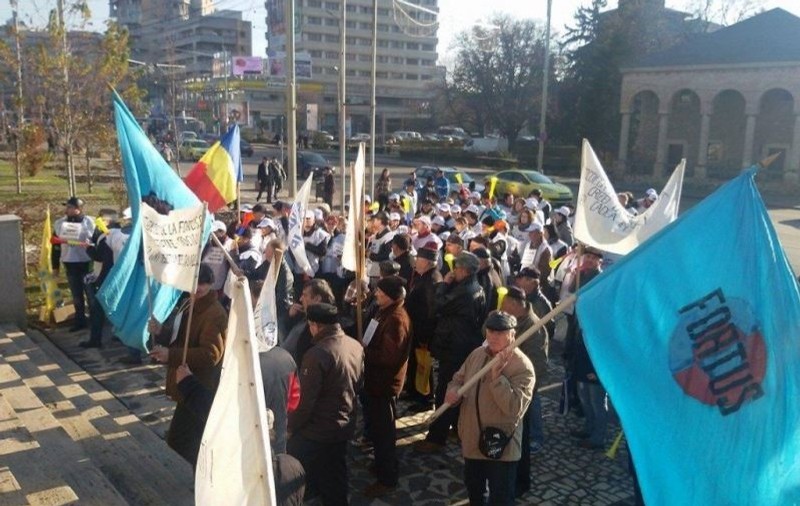 Dacian Cioloș a fost huiduit la Iași. Protestatarii, nemulțumiți din cauza salariilor tăiate
