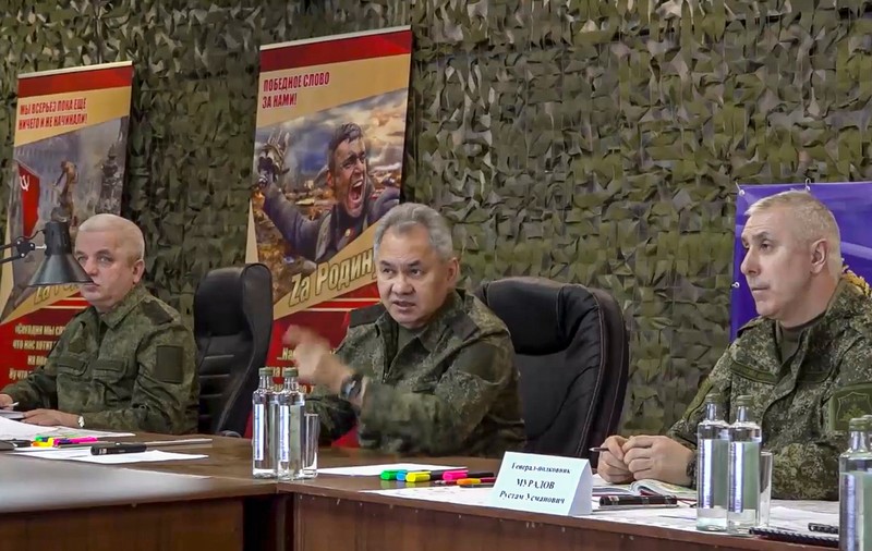 Serghei Șoigu i-a premiat pe soldații ruși având în spate un poster cu o imagine furată dintr-un afiș al unei companii ucrainene