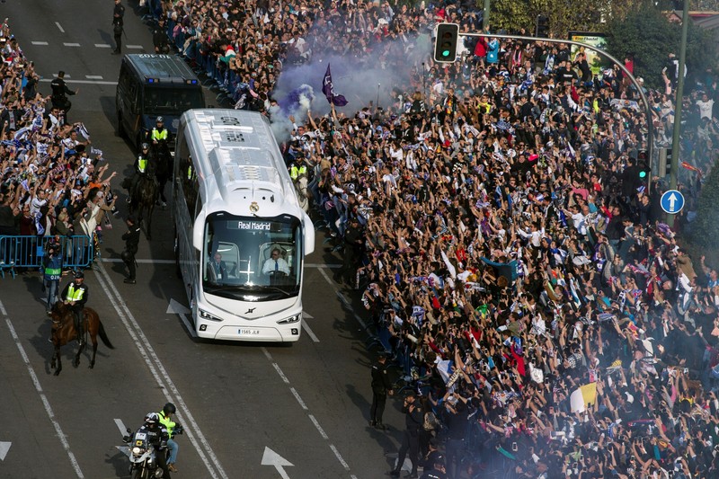 epa06705076 Real Madrid's supporters cheer next to the bus carrying Real Madrid's players upon arrival at Santiago Bernabeu stadium in Madrid, Spain, 01 May 2018. Real Madrid will face Bayern Munich in their UEFA Champions League semi final second leg soccer match in Madrid on 01 May 2018. EPA-EFE/Rodrigo Jimenez