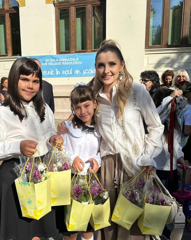 Cum s-a îmbrăcat Alina Sorescu în prima zi din noul an școlar al fetițelor sale. Fanii au reacționat:  „Radiezi! Înainte îl puneai pe primul loc pe cel care nu te-a meritat”