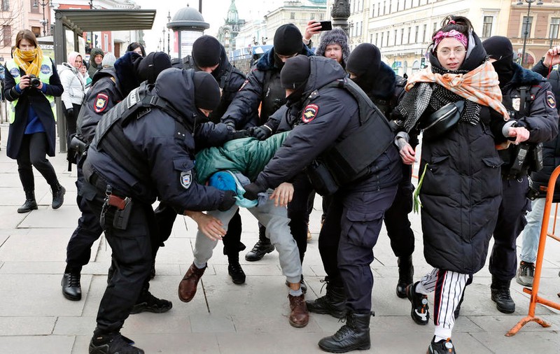 Mai mulți jurnaliști au fost arestați în timpul protestelor din Rusia împotriva războiului