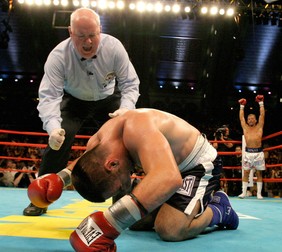 ** CORRECTS LAST NAME IN BYLINE TO CONNOR NOT CONNER ** Referee Randy Neuman, left, counts Leonard Dorin out at the start of round two during their WBC Super Lightweight title at Boardwalk Hall in Atlantic City, N.J. Saturday, July 24, 2004 Arturo Gatti, right, retains his WBC Super Lightweight title.(AP Photo/Donna Connor)