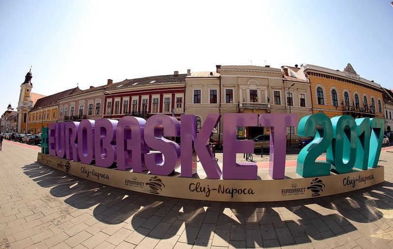 Începe numărătoarea inversă până la EuroBasket 2017: un simbol gigant a fost instalat în Cluj-Napoca și în alte trei orașe europene