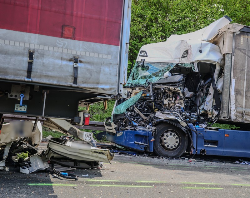 Șofer român de TIR îngrozit când s-a dat jos de la volan și a văzut cum arată camionul din spatele lui, pe o autostradă din Germania