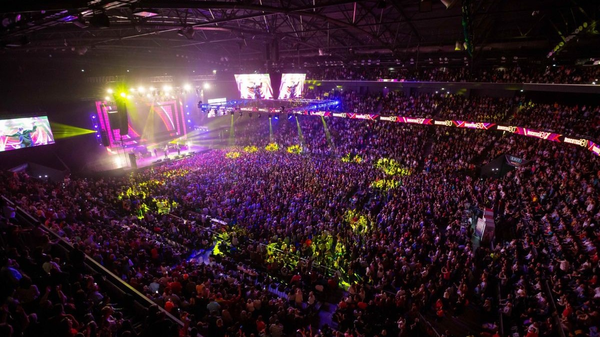 Mulțime de oameni la Sala Polivalentă din Cluj-Napoca, cunoscută drept BT Arena, la un concert, pe timp de seară