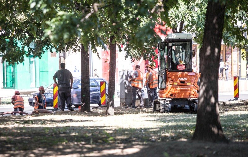 Un copil a suferit arsuri la picior, după ce a căzut într-o groapă săpată la o conductă, pe o stradă din București