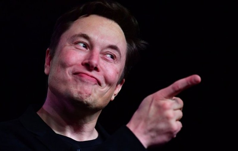 VIDEO|Elon Musk, dansând pe ritmuri chinezești la fabrica Tesla. Asistența l-a aplaudat