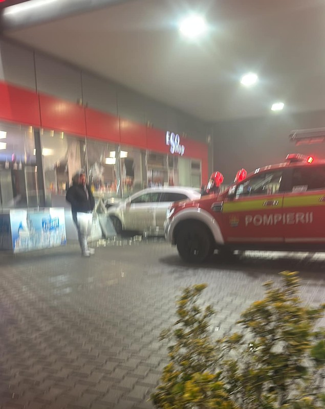 Un marocan a intrat cu mașina în vitrina unei benzinării din Timișoara