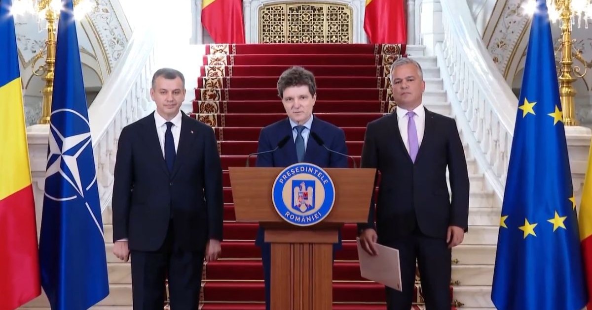 Eugen Tomac, Nicușor Dan și Adrian Veștea, la Palatul Cotroceni, toți îmbrăcați cu costume negre, iar pe fundal scările cu covor roșu și steagurile României, UE și NATO, pe 14 iunie 2026