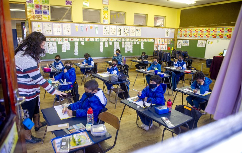 Ministrul educației a explicat în ce condiții pot mânca elevii pachetul de acasă. “Nu există interdicţii, dar există responsabilităţi”
