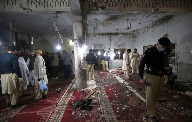 Cel puțin 30 de morți după un atac sinucigaș la o moschee din Pakistan
