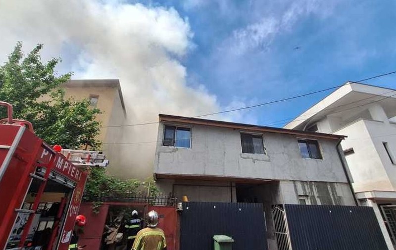 Incendiu cu degajări mari de fum în București. O persoană a murit