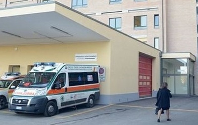 O româncă a vrut să se sinucidă în Italia printr-o metodă nemaiîntâlnită. Doi africani au salvat-o