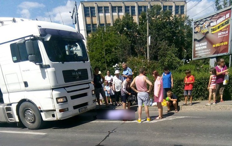 Bărbat călcat de camion pe o trecere de pietoni din Iași. Scene șocante în apropierea unui centru comercial