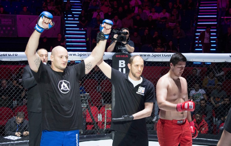 Un fost sergent US Air Force este arbitru de MMA în România. Cum s-a îndrăgostit de țara noastră