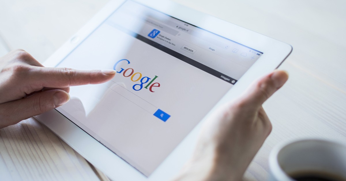 Ce au căutat românii pe Google în 2024 - Imagine cu o tabletă pe care este afişată pagina de deschidere a motorului de căutare Google