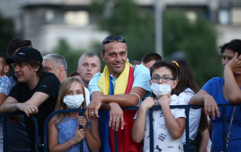 VIDEO/ Oamenii obișnuiți, bătuți și gazați vineri de forțele de ordine, s-au întors în Piața Victoriei. Au povestit pentru Libertatea prin ce au trecut