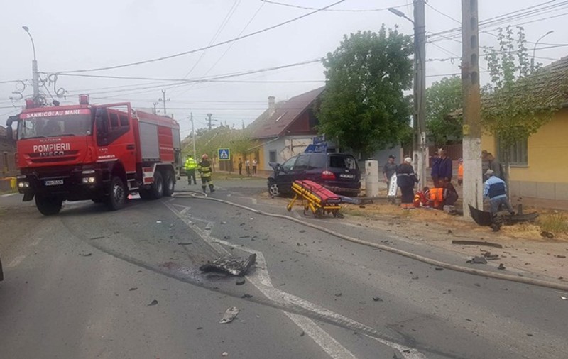Ciocnire violentă în Timiș. Un autocar plin cu pasageri s-a oprit într-o casă. Care este starea victimelor