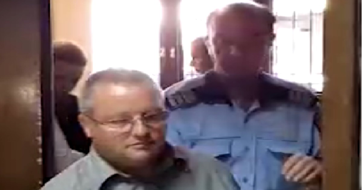 Jandarmul-cămătar Marian Corcodel a ieşit la pensie pe caz de boală. Colonelul acuzat că dădea bani cu împrumut subordonaţilor şi le cerea dobândă pentru sumele date şi că a sustras tone de motorină din Baza de Administrare şi Deservire a ainstituţiei, al cărei sef era, este cercetat acum de DIICOT.
