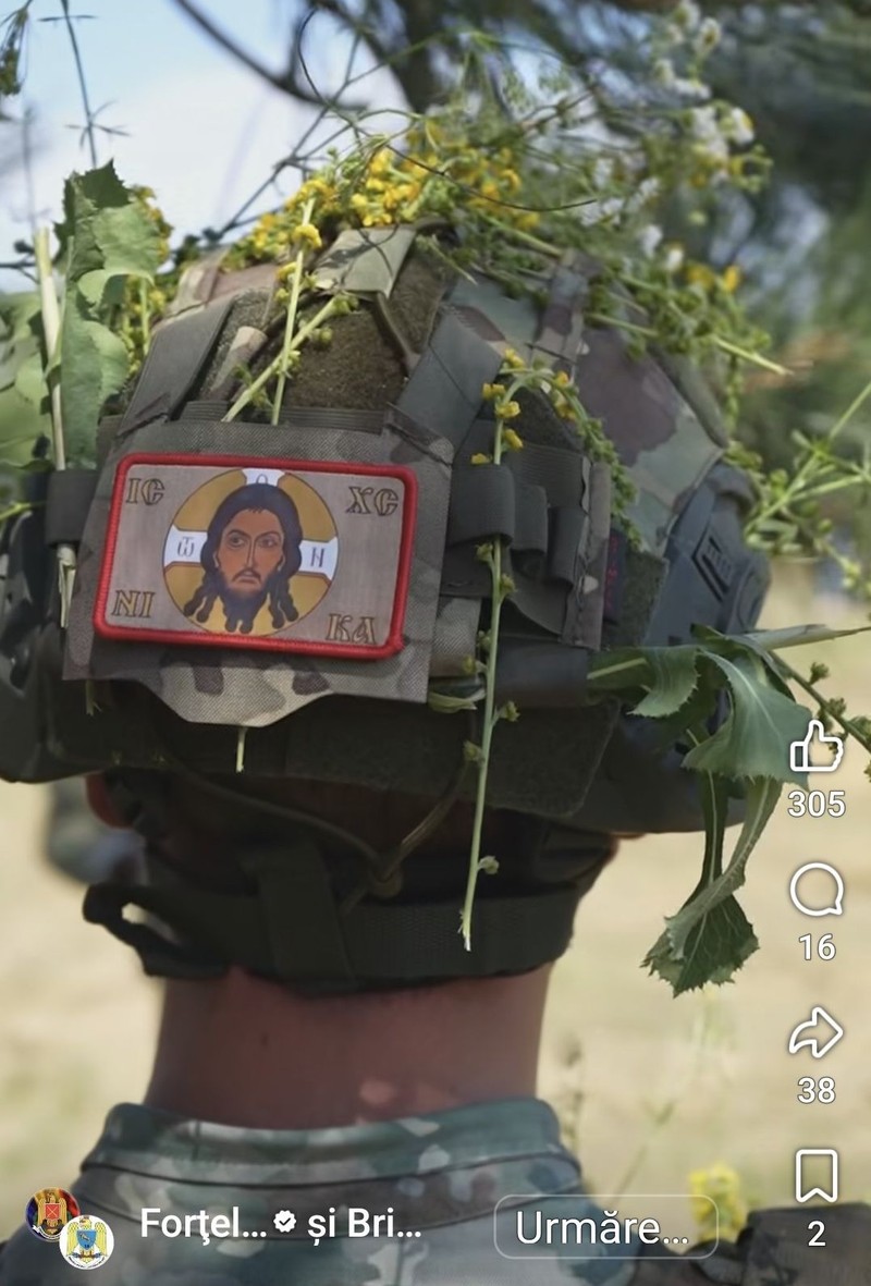 Ecuson cu steagul rusesc pe casca unui militar român. Sursa foto: captură video Facebook / Forţele Terestre Române