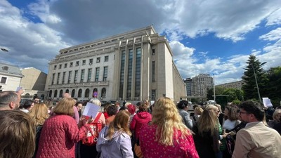Angajații din Aparatul de lucru al Guvernului condus de Ilie Bolojan protestează