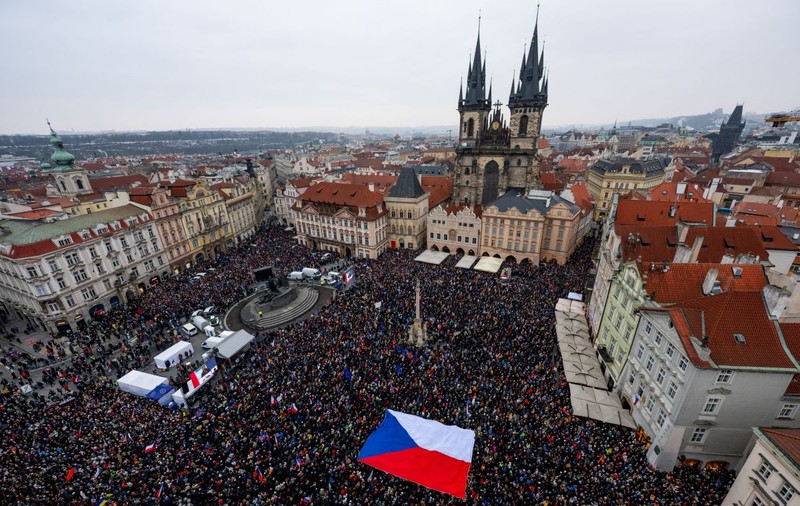 90.000 de oameni au ieșit în stradă la Praga să-l susțină pe președintele Petr Pavel și împotriva guvernului de dreapta