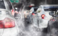 Imaginea surprinde traficul bară la bară și poluarea aerului cauzată de emisiile de eșapament ale mașinilor