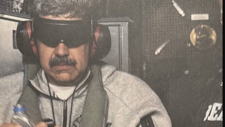 Nicolas Maduro, în trening, cu ochii acoperiți și încătușat, la bordul unui avion: fotografia postată de Donald Trump Foto: Truth Social Donald Trump
