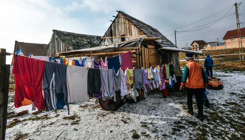 Casa modestă în care se înghesuie 12 oameni