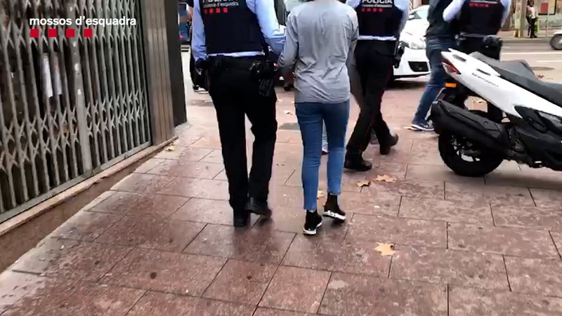 Românii au fost arestați în două locuințe diferite. Foto: MOSSOS D'ESQUADRA