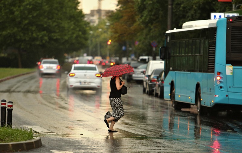 Alertă meteo pentru București. Vijelii în următoarea oră