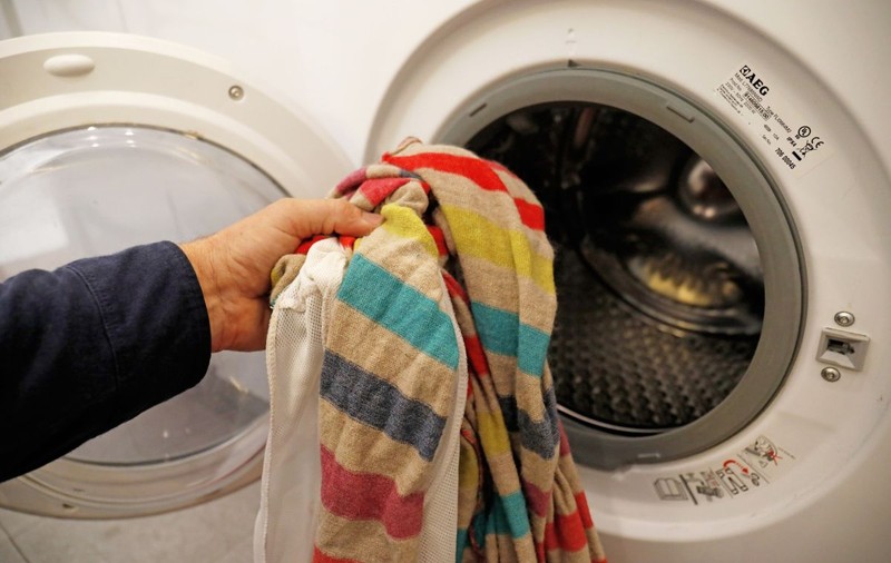 Experții în textile avertizează că mulți oameni își spală greșit rufele. Erorile comune care pot deteriora hainele