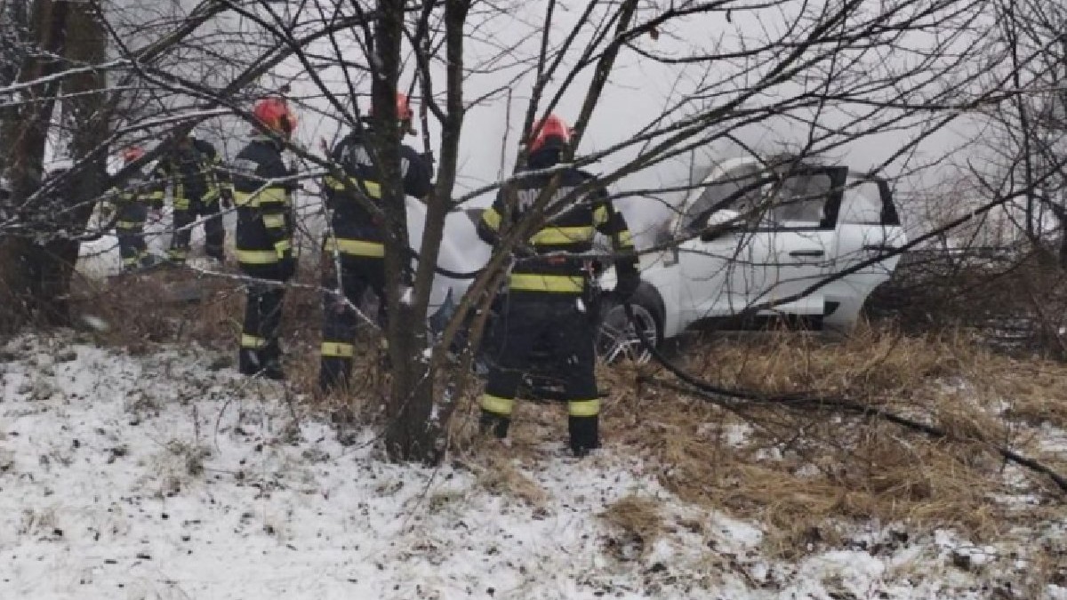 Pompierii au găsit două persoane decedate într-o masina care a ars