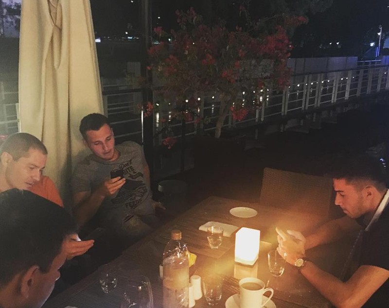 Din Dubai, Simona Halep le-a transmis fanilor ei îndrăgostiți un mesaj de Valentine's Day. O face zâmbind, dintr-o fotografie în care apare alături de Garbine Muguruza, autoarea afirmației: ”Noi, fetele, ne urâm între noi. La propriu. Cine spune altceva, minte!” / FOTO