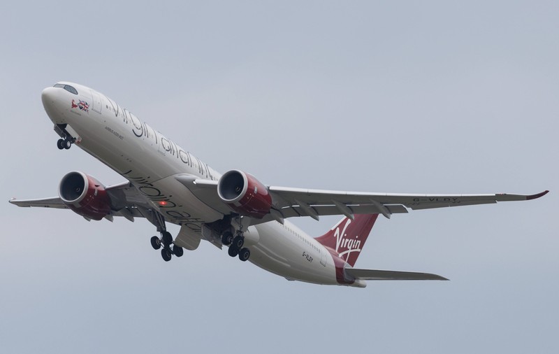 Avion forțat să se întoarcă din drum, după ce un bărbat a început să alerge gol printre scaune, în timpul zborului, în Australia