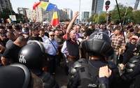 Îmbrâmceli la protestul fermierilor în Piața Victoriei, jandarmii au folosit gaze lacrimogene