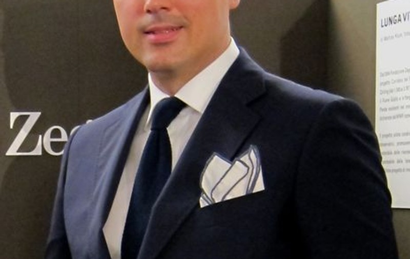 Alexandru Ciucu prezintă la Paris costume cu fir de platină și praf de jad