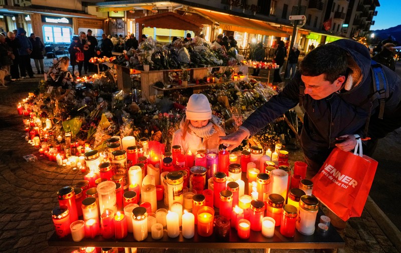 Slujbă de pomenire și un marș tăcut pentru victimele tragediei din Crans-Montana. Transmisiune în direct, în 3 limbi, pe cele 3 canale naționale din Elveția