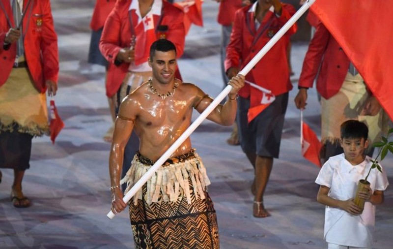Jocurile Olimpice. Cu ulei bine s-a uns și pe dive le-a ”răpus”. Supermodelele îi dau târcoale sexosului purtător al drapelului statului Tonga