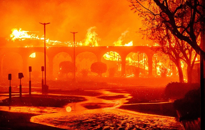 Arde celebrul cartier Pacific Palisades, în care locuiesc Ben Affleck și Kamala Harris. Zeci de mii de oameni fug de flăcări 