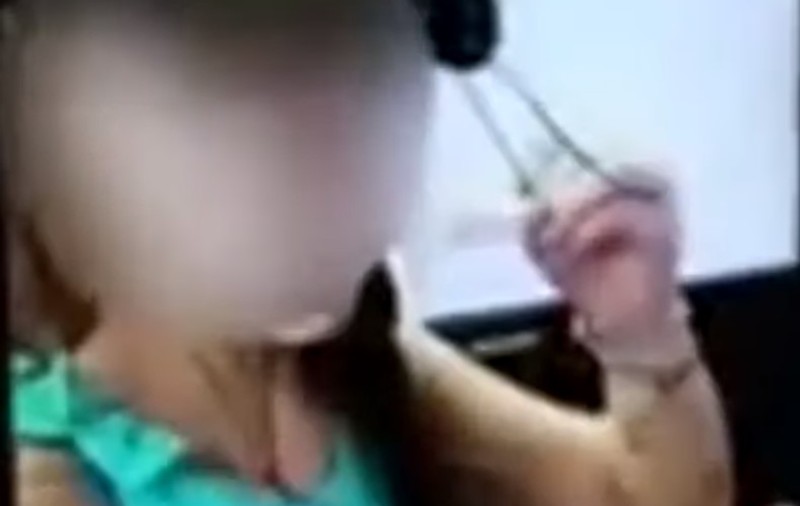 Și-a dus fetița la cabinetul medical și a filmat-o în timp ce aceasta lingea instrumentele medicale